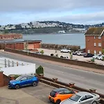 Beautiful 2-Bed Apartment On Torquay Seafront