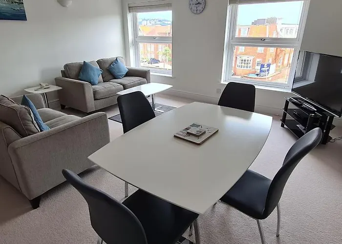 Beautiful 2-Bed Apartment On Torquay Seafront