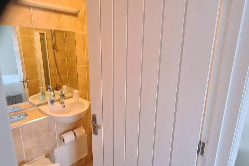 Apartment Beautiful 2-bed On Seafront *
