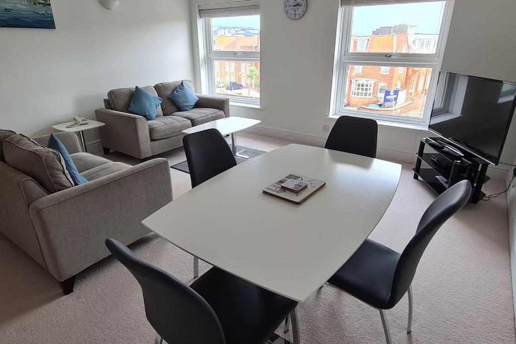 Beautiful 2-bed On Seafront Torquay