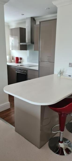 Beautiful 2-bed On Seafront Apartment *