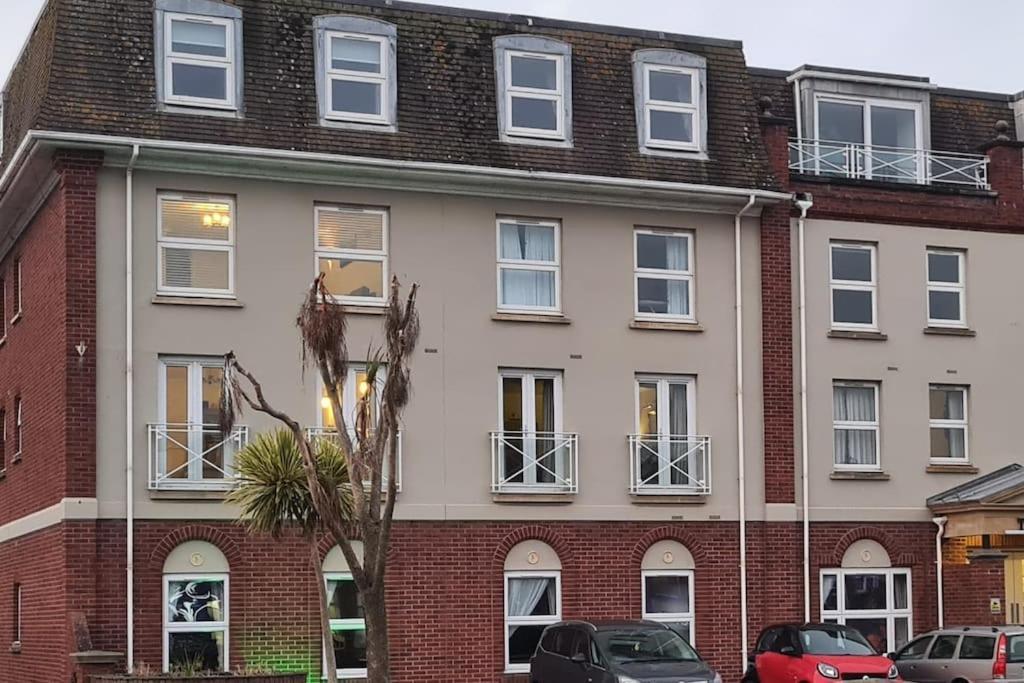 Apartment Beautiful 2-bed On Seafront *